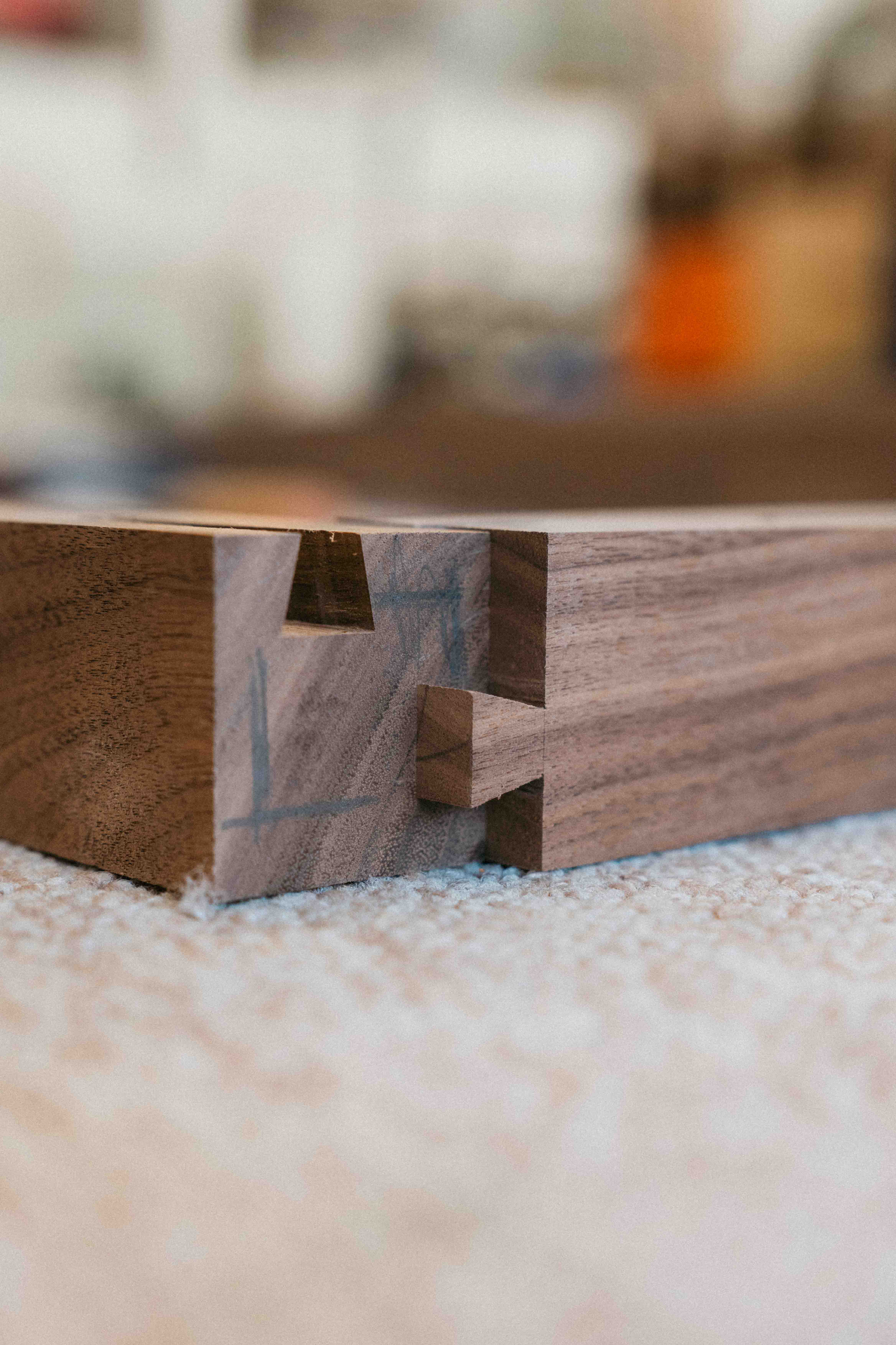 Schwalbenschwanz-Verbindung der Vitrine