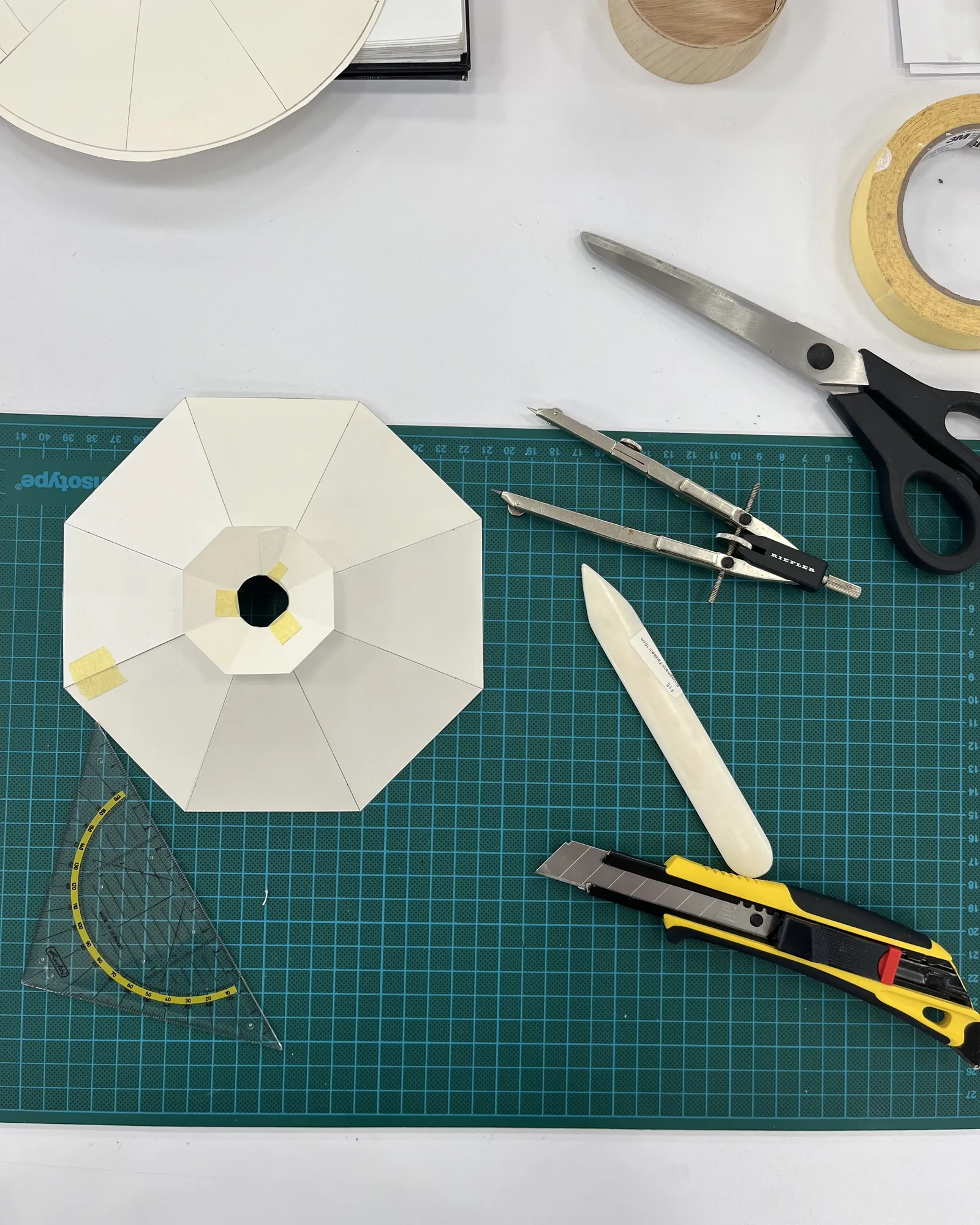 Frühes Papiermodell der Leuchte