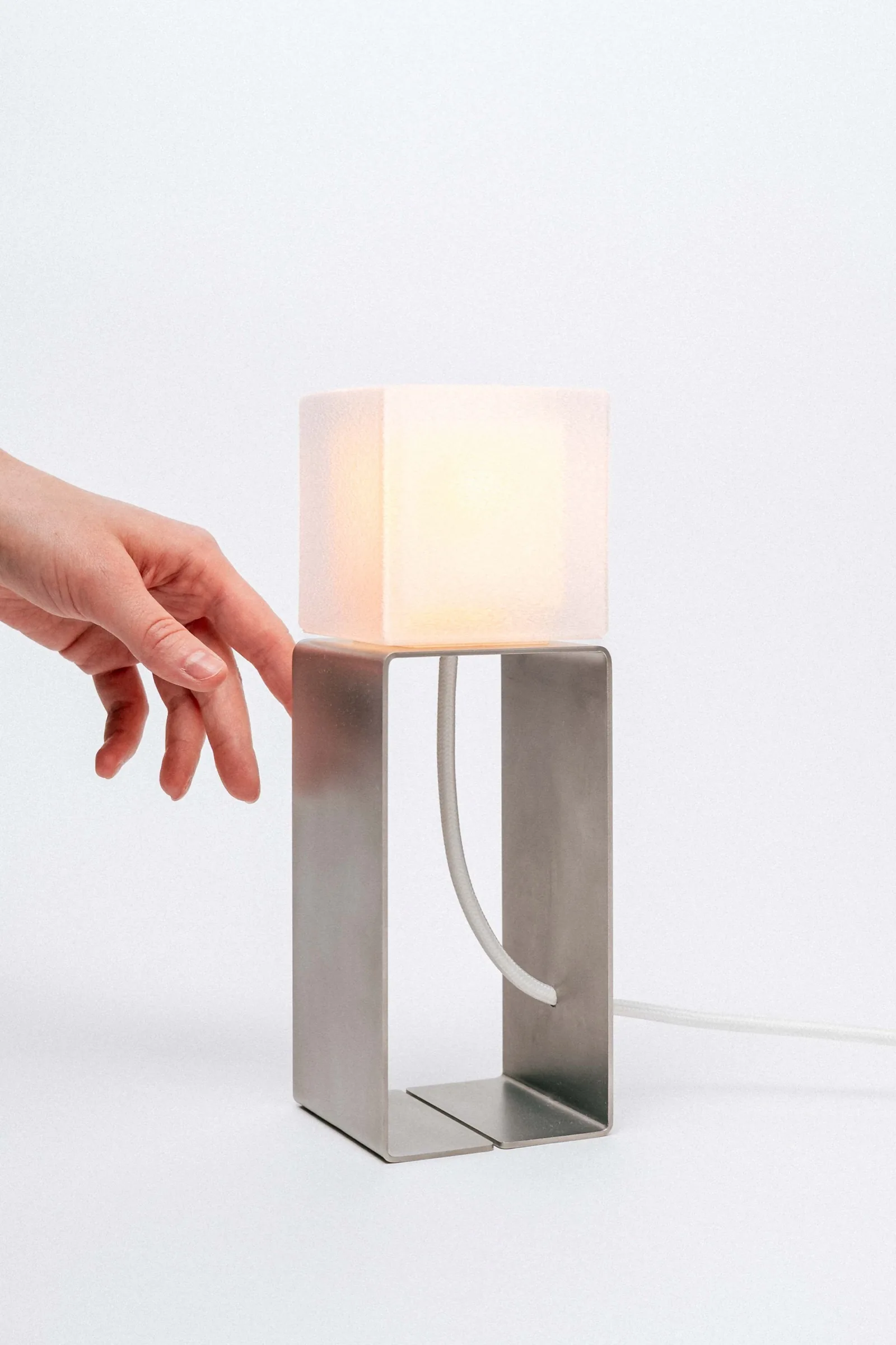 Kumo – skulpturale Leuchte aus Edelstahl und recyceltem PETG