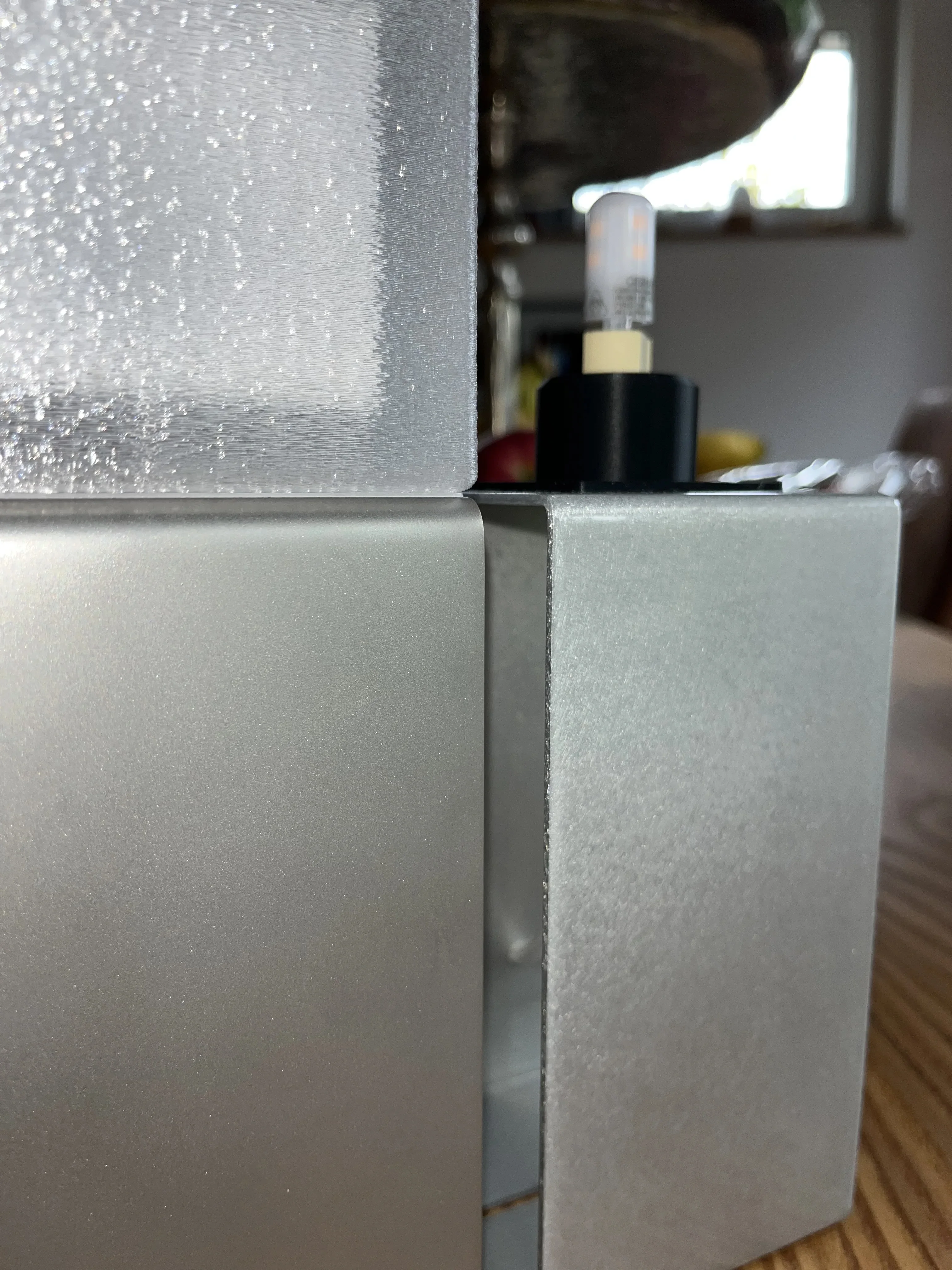 Glasperlgestrahltes Edelstahlgestell der Kumo-Leuchte