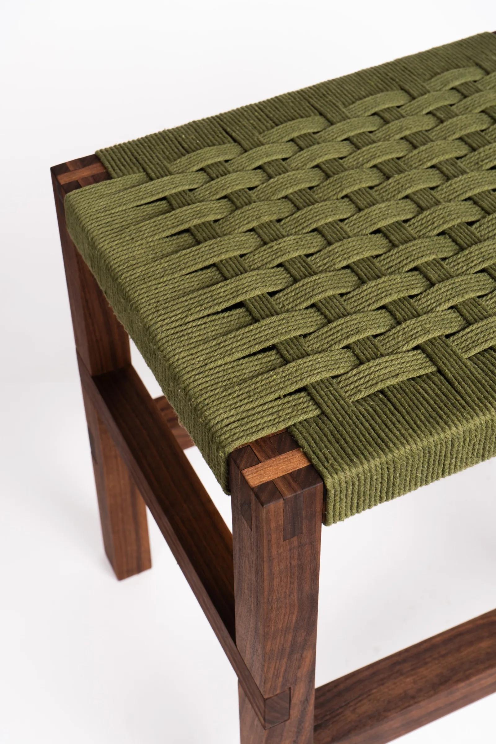 Detail der geflochtenen Sitzfläche und Holzverbindungen