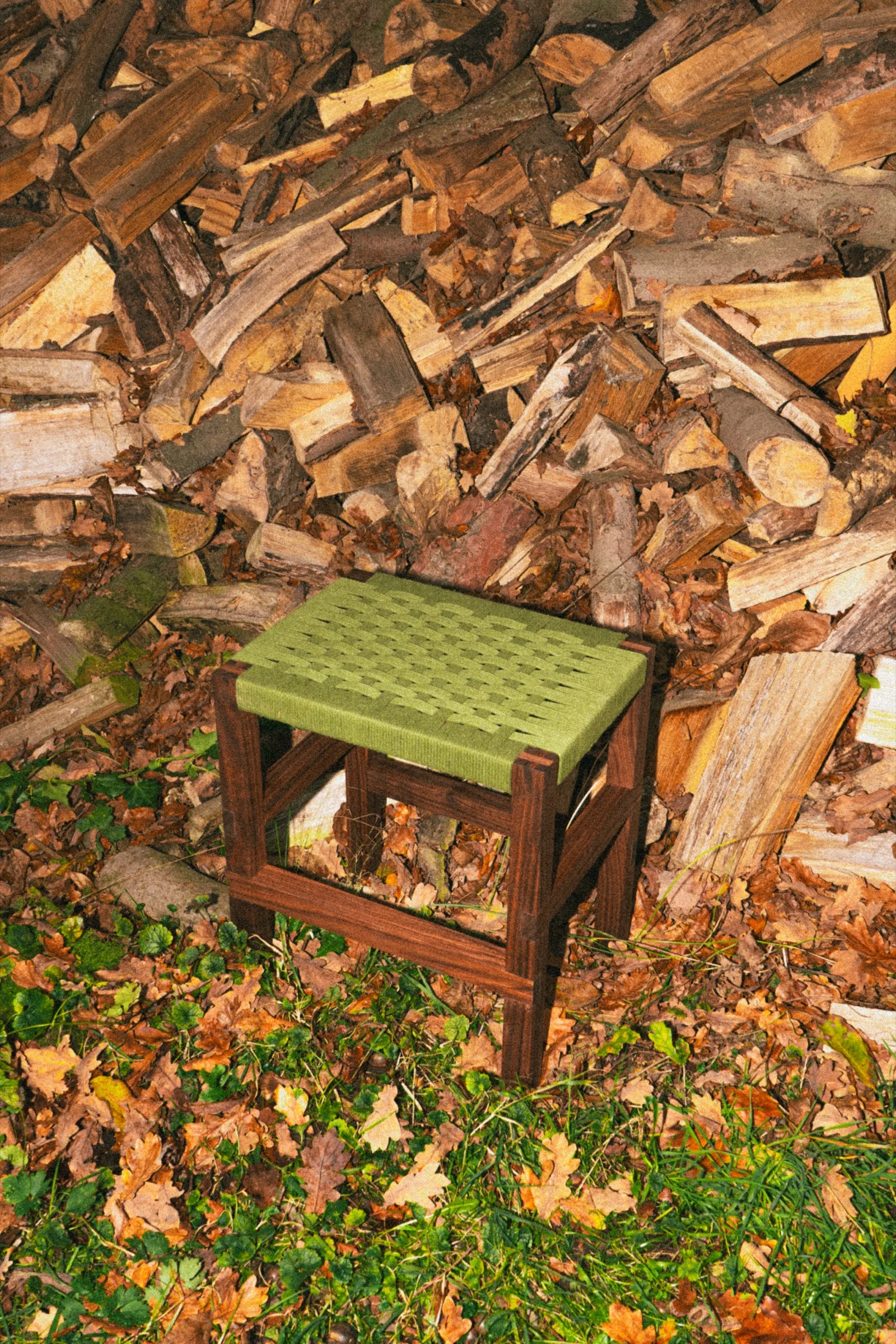 Hocker Stool aus Nussbaum mit geflochtener Sitzfläche