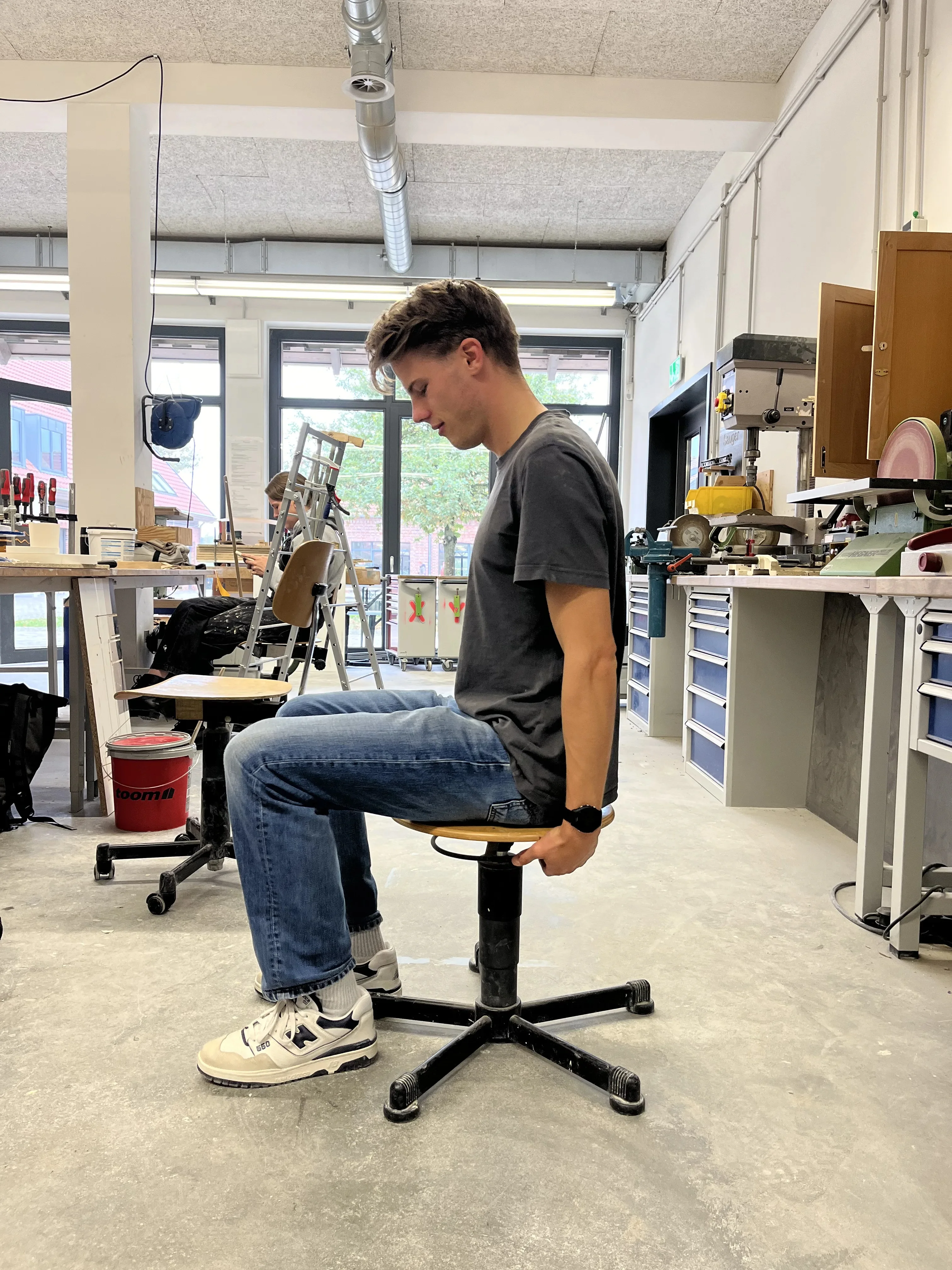 Erprobung der Sitzhöhe an einem frühen Hockerprototyp