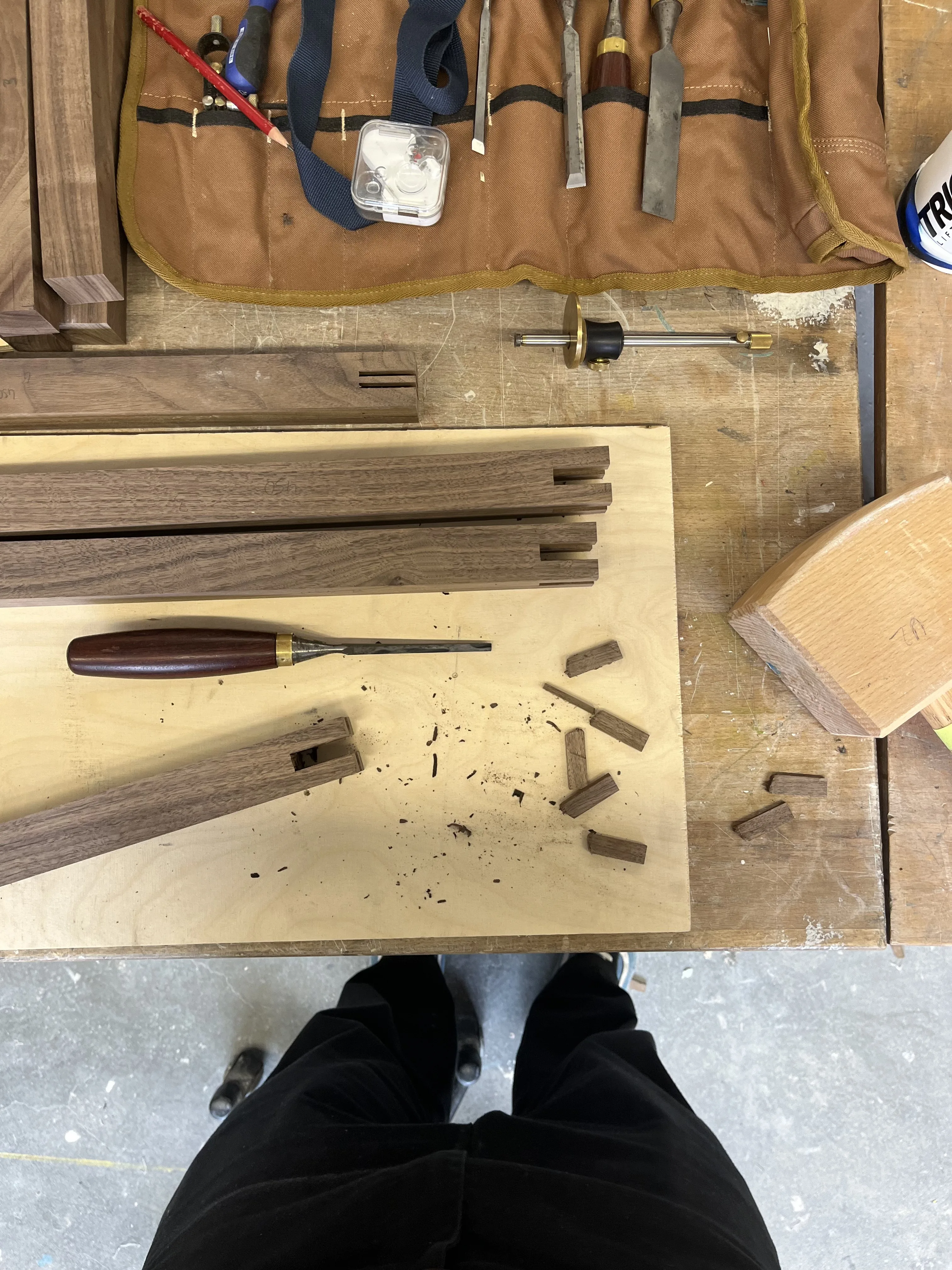 Holzteile und Stechbeitel beim Ausstemmen der Verbindung